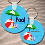 Chaveiro Ondas de guarda-chuva da Piscina de praia editável<br><div class="desc">Uma corrente de chave de piscina com letras azuis retro e editáveis,  frente e verso,  e praia divertida ou piscina de natação,  arte temática de uma bola vermelha de praia,  guarda-sol verde,  sandálias de férias e óleo de bronzeado em um fundo azul-aquático com ondas encaracoladas.</div>