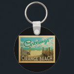 Chaveiro Orange Beach Viagens vintage<br><div class="desc">Esta design do cartão postal da Orange Beach apresenta uma praia arenosa com uma bela água turquesa oceânica e acima do mar,  um céu azul com nuvens brancas e onduladas. No estilo viagens vintage.</div>