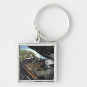 Chaveiro Os aviadores eliminam uma pálete dos bens doados 