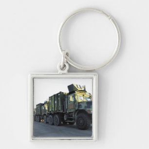 Chaveiro Os caminhões blindados sentam-se no cais na cidad