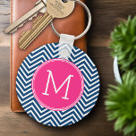 Chaveiro Padrão Chevron com Monograma - Magenta Marinho<br><div class="desc">Um design popular com uma área para adicionar suas iniciais. Cores de tendências e padrões para o seu telefone celular. Se precisar ajustar os monogramas,  clique no botão personalizar e faça alterações.</div>