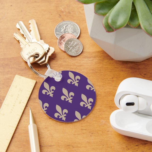 Chaveiro Padrão Flor de Lis, Creme Real Francês no Roxo (Mesa)