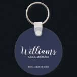 Chaveiro Padrinho de casamento Personalizado de Script Mode<br><div class="desc">Presentes personalizados de Padrinho de casamento com nome de padrinho de casamento personalizado no estilo de fonte branco do script moderno com título e data de casamento no estilo de fonte sans moderno em fundo azul marinho. Perfeito também para o melhor homem, pai da noiva, dama de honra, madrinha de...</div>