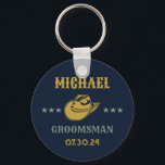 Chaveiro Padrinhos de casamento Personalizados Elegantes de<br><div class="desc">Presentes personalizados para padrinhos de casamento com o tema do cowboy ocidental. Decorado com chapéu de cowboy com fonte ocidental antiga. As cores do texto e do plano de fundo são editáveis usando a Ferramenta Design para ajustado da sua ocasião. Obtenha este presente personalizado para casamento, despedida de solteiro, festa...</div>