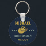 Chaveiro Padrinhos de casamento Personalizados Elegantes de<br><div class="desc">Presentes personalizados para padrinhos de casamento com o tema do cowboy ocidental. Decorado com chapéu de cowboy com fonte ocidental antiga. As cores do texto e do plano de fundo são editáveis usando a Ferramenta Design para ajustado da sua ocasião. Obtenha este presente personalizado para casamento, despedida de solteiro, festa...</div>