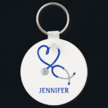 Chaveiro Para Médicos e Enfermeiros Estetoscópio Personaliz<br><div class="desc">Crie um presente personalizado divertido para a sua enfermeira ou médico favorito. Este chaveiro apresenta uma ilustração fofinha de um estetoscópio azul em forma cardíaca com um nome abaixo em azul correspondente.</div>