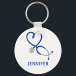 Chaveiro Para Médicos e Enfermeiros Estetoscópio Personaliz<br><div class="desc">Crie um presente personalizado divertido para a sua enfermeira ou médico favorito. Este chaveiro apresenta uma ilustração fofinha de um estetoscópio azul em forma cardíaca com um nome abaixo em azul correspondente.</div>