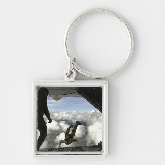 Chaveiro Parasave emen salta na parte de trás de um C-130 (Frente)