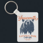 Chaveiro Parque Nacional do Yosemite Grizzly Bear Californi<br><div class="desc">Pronto para embarcar na sua aventura ao ar livre? Esta camiseta do Parque Nacional Yosemite é uma escolha perfeita. Com um urso negro ousado e paisagem florestal cênica, esta camisa vai inspirá-lo a explorar e abraçar a natureza. Solte seu explorador interno e não perca essa chance de trazer a natureza...</div>