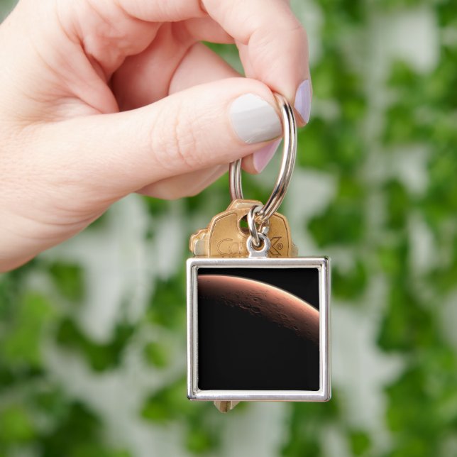 Chaveiro Parte De Marte Na Fronteira De Luz E Escuro. (Mão)