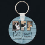 Chaveiro Personalizar os melhores amigos torna a vida uma f<br><div class="desc">Modelo BFF bonito com preenchimento de fotos personalizado. Adicione suas próprias fotos para fazer um presente simples e na moda para os melhores amigos para sempre. O sentimento adorável diz: "Melhores Amigos tornam a vida melhor" Nomes personalizados.</div>