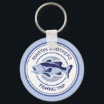 Chaveiro Pesca Familiar Personalizada Trilha Azul Lago Pesc<br><div class="desc">Personalize esta chaveiro de viagem de pesca da família para o seu pai e irmãos antes de sair no lago para pescar este verão. Um design de pescador azul-marinheiro legal e marinho com um baixo-boca aberto e seu texto ou sobrenome personalizado.</div>