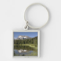 Pico de montanha refletido em um lago