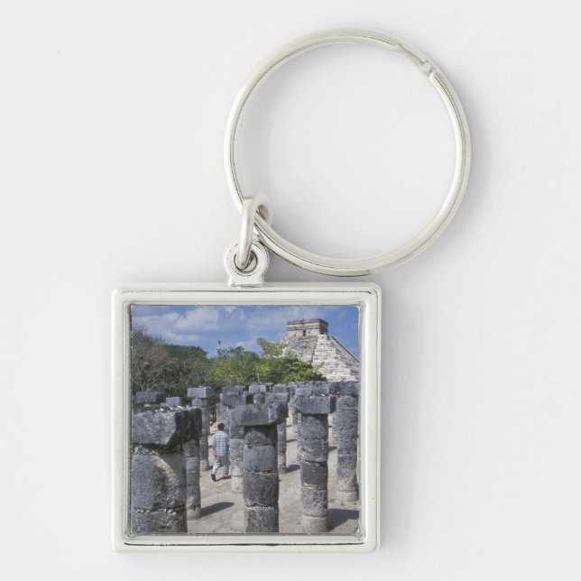 Chaveiro Pilares de pedra antigos em Chichen Itza. Central (Frente)