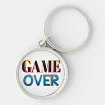 Pingente com "Game Over" em letras coloridas e neg