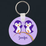 Chaveiro Pinguim Roxo Púrpura, Cujo Monograma - Crianças Ar<br><div class="desc">Este bonito chaveiro de pinguim roxo apresenta um casal de pinguins bonitos dançando em um belo arco-íris. Eu adoro presentes animados e felizes para iluminar o meu dia.</div>