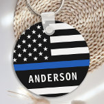 Chaveiro Policial Personalizado Linha Azul Moderna e Modern<br><div class="desc">Chaveiro da linha azul-fina personalizada - bandeira americana em cores de bandeira policial, design azul preto moderno. Personalize com o nome do oficial, ou departamento. Esta chaveiro de polícia personalizada é perfeita para os departamentos de polícia, ou como um guardião memorial. COPYRIGHT © 2020 Judy Burrows, Black Dog Art -...</div>