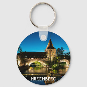 Chaveiro Ponte medieval antiga à noite em Nuremberg