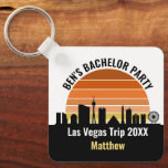 Chaveiro Pôr do sol na Las Vegas Strip Férias Personalizada<br><div class="desc">Chaveiro personalizado da silhueta de Las Vegas ao pôr do sol para sua viagem em família ou despedida de solteiro na cidade das luzes. Aposte do nascer ao pôr do sol nesta cidade e lembre-se com este souvenir.</div>