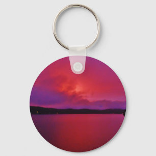 Chaveiro pôr do sol roxo, rosa quente, no lago Arrohead
