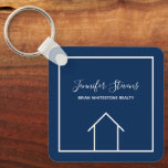 Chaveiro Praça do Realtor Personalizado da Empresa Imobiliá<br><div class="desc">Este chaveiro moderno de corretor é personalizado com o nome da sua empresa real sob o nome do agente na tipografia quic. Esta cadeia de teclas quadradas azul e branco minimalista apresenta um desenho simples de uma casa. Presente contemporâneo para um agente que trabalha para ajudá-lo a comprar de uma...</div>