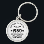 Chaveiro presente de aniversário de vintage personalizado<br><div class="desc">Você pode adicionar alguma originalidade à sua coleção de guarda-roupa com este clássico design gráfico de aniversário vintage com uma impressionante letra tipográfica, é uma ideia de presente de excelente para homens, mulheres, maridos, namorada de esposa, e um namorado que vai adorar este trabalho de arte de um tipo. O...</div>