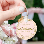 Chaveiro Presente Dourado de Casamento de Bridesmaid em Ros<br><div class="desc">Estas chaveiros são desenhadas para oferecer como favores às damas de honra na sua festa de casamento. Eles apresentam um design simples, mas elegante, com um fundo cor-de-rosa pálido, letras douradas e uma borda floral de folha de papel fina e ouro antiga. O texto diz "Bridesmaid" com espaço para seu...</div>