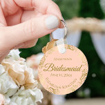 Chaveiro Presente Dourado de Casamento de Pêssego Coral<br><div class="desc">Estas chaveiros são desenhadas para oferecer como favores às damas de honra na sua festa de casamento. Eles apresentam um design simples, mas elegante, com um pêssego de coral pálido ou fundo cor de laranja claro, letras douradas e uma borda floral de folha de folhas de ouro antiga. O texto...</div>