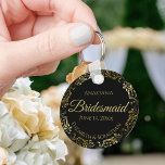 Chaveiro Presente Dourado de Casamento de Porta Negra<br><div class="desc">Estas chaveiros são desenhadas para oferecer como favores às damas de honra na sua festa de casamento. Eles apresentam um design simples, mas elegante, com um fundo preto clássico, letras douradas e uma borda floral de folha de papel azul de ouro antigo. O texto diz "Bridesmaid" com espaço para seu...</div>