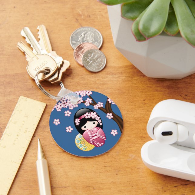 Chaveiro Primavera Kokeshi Doll - Bonita Mancha Japonesa em (Mesa)