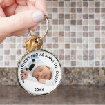 Chaveiro Primeiro Dia de as mães como Ano Personalizado de<br><div class="desc">Crie seu chaveiro de fotos exclusivo para o primeiro dia de as mães da nova nana. Uma oportunidade perfeita para adicionar uma foto do seu novo bebê como um encantador tesouro e um tesouro eterno para curtir todos os dias. O modelo está pronto para adicionar sua própria foto e personalizar...</div>