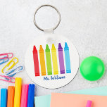 Chaveiro Professor de Ensino Médio Cute Crayon Personalizad<br><div class="desc">Uma bela Semana de Apreciação de Professores ou presente de fim de ano para um jardim de infância dar a seu professor primário. Costume feito com um nome sob o arco-íris fofo de lápis. Um chaveiro adorável para um professor de pré-escola.</div>