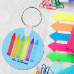 Chaveiro Professor Personalizado Bonito Crayon de volta ao<br><div class="desc">Uma bela Semana de Apreciação de Professores ou presente de fim de ano para um jardim de infância dar a seu professor primário. Costume feito com um nome sob o arco-íris fofo de lápis. Um chaveiro adorável para um professor de pré-escola.</div>
