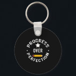 Chaveiro Progresso Na Perfeição De Volta Ao Professor Escol<br><div class="desc">Progresso Na Perfeição,  Presente Do Chefe,  Fim Do Ano Escolar,  Camisa De Professora,  Camisa Motivacional,  Camisa De Tamanho Mais,  Camisa Do Último Dia,  Professora Motivacional Inspiracional T-Shirt Engraçada Professora Presente</div>