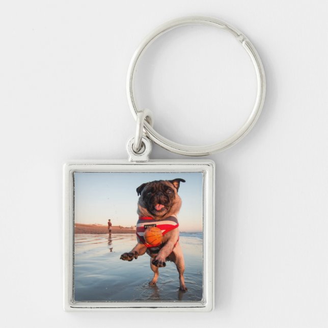 Chaveiro Pug Plays Ball on Beach (Frente)