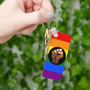 Chaveiro Punho erguido da bandeira das pessoas queer do Sli