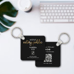 Chaveiro Quadrado comercial do logotipo de código QR em pre<br><div class="desc">Faça sua marca se destacar com este chaveiro de marketing preto e ouro personalizado. Adicione seu próprio logotipo e informações de contato comercial e edite todo o texto. Use o código QR integrado para direcionar os clientes para seu site ou página de reserva. É um promocional perfeito para o seu...</div>