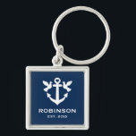 Chaveiro Quadrado de prêmio de presente de casamento de ânc<br><div class="desc">Chaveiro de praça de brinde de âncora náutica. Design de âncora marinho azul e branco com coração e pombas. Adicione seu próprio nome de família e data de ano estabelecida. Corrente elegante de modelo de tipografia para recém-casados,  casais,  noiva e noivo,  amigos,  convidados,  marinheiros,  navegadores,  comandantes,  etc.</div>