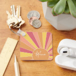 Chaveiro Raio solar retrorado - nome do script arco-íris pa<br><div class="desc">Um design de nascer do sol colorido, de faixa retrorativa, com cores pastel. As listras são pastéis - vermelho, laranja, amarelo e azul claro. Adicione o seu nome ou monograma para fazer deste um chaveiro pessoal que se destacará entre os seus amigos. O nome é um script de tendência em...</div>