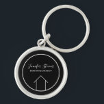 Chaveiro Real Estate Company Moderna Black White Personaliz<br><div class="desc">Este chaveiro moderno de corretor é personalizado com o nome da sua empresa real sob o nome do agente na tipografia quic. Essa corrente mínima de teclas preto e branco apresenta um desenho simples de uma casa. Presente contemporâneo para um agente que trabalha para ajudá-lo a comprar de uma casa....</div>