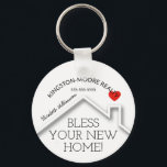 Chaveiro Real Estate House Heart Custom Realtor Business<br><div class="desc">Um chaveiro de 2, 25" apresenta um coração vermelho sobre o telhado de uma nova casa, as palavras "Abençoe sua nova casa!" junto com o nome da sua empresa, o número de telefone e o nome do agente. MUDE A COR DE FUNDO para qualquer coisa - mostramos azul claro. Personalize...</div>