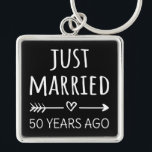 Chaveiro Recem casados 50 Anos Atrás I<br><div class="desc">Design bonito, perfeito para qualquer um que está casado há 50 anos e para uma cerimônia de renovação do voto de casamento. Ele faz um excelente combinando roupa para casais! recem casados 50 Anos Atrás, citação de um casal que se casou há 50 anos ou um casal renovando votos de...</div>