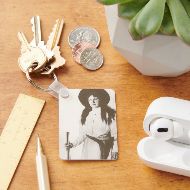 Chaveiro Retrato fotográfico de uma vaqueira segurando um r (Mesa)