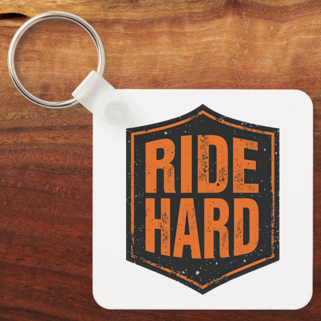 Chaveiro "Ride Hard" Emblema Rústico de Motociclista (Frente)