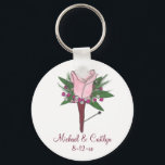 Chaveiro Rosa Boutonniere, cor-de-rosa, é o melhor homem do<br><div class="desc">Apresenta uma ilustração original de uma bonito rosa rosa cor-de-rosa flor do botão boutonniere, rodeada por uma delicada respiração do bebê. Perfeito para o noivo, padrinhos de casamento, e melhor homem! Simplesmente personalize com suas informações de evento. O Designer está disponível para criar e carregar designs personalizados para corresponder às...</div>