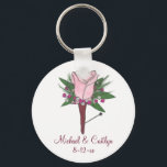 Chaveiro Rosa Boutonniere, cor-de-rosa, é o melhor homem do<br><div class="desc">Apresenta uma ilustração original de uma bonito rosa rosa cor-de-rosa flor do botão boutonniere, rodeada por uma delicada respiração do bebê. Perfeito para o noivo, padrinhos de casamento, e melhor homem! Simplesmente personalize com suas informações de evento. O Designer está disponível para criar e carregar designs personalizados para corresponder às...</div>