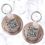 Chaveiro Rosa de Código QR Personalizado Dourado<br><div class="desc">Chaveiro simples moderno para a sua empresa ou organização com um fundo metálico falso em rosa escovado. Insira o endereço de URL do seu site para criar um código de QR digitalizável e adicionar duas linhas de texto personalizado,  como nome da sua empresa,  slogan,  obrigado,  etc.</div>