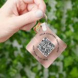 Chaveiro Rosa de Promocional de Código QR Dourado<br><div class="desc">Chaveiro simples e elegante para a sua empresa ou organização, com um fundo metálico esfregado de rosa dourado. Insira o URL do seu site para criar um código de QR verificável e adicionar duas linhas de texto personalizado, como o nome da sua empresa, o slogan, o obrigado ou a saída...</div>