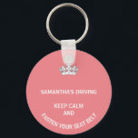 Chaveiro Rosa Personalizado Manter Calma Condução feminina<br><div class="desc">Um presente divertido para motoristas de mulheres. Em um bonito cor-de-rosa,  mantenha a calma e aperte seus assentos são engraçados. Personalize isso com o nome de um amigo. Excelente para novos drivers ou para aqueles que dirigem mais rápido do que deveriam.</div>