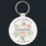 Chaveiro Russo Chic Blush Pink Peony Floral Personalizado<br><div class="desc">As pénicas rosas de pincel-chic russas são cercadas por folhas e vinhas verdes. O nome da madrinha divide os rosas ao meio. O nome e o casamento da noiva estão escritos em texto curvo acima da dama de rosas está escrito em texto curvo abaixo. Este chaveiro faz parte da coleção...</div>